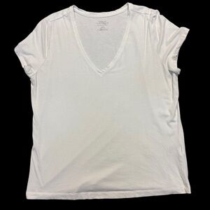 Banana Republic Timeless V-Neck T-Shirt. XL